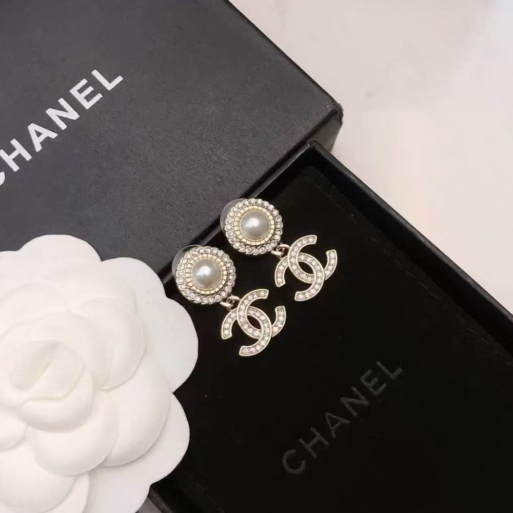 Chanel's classic double C pearl studded earrings - Picture 5 of 5